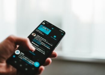 A person using Twitter for Android on a Samsung Galaxy smartphone