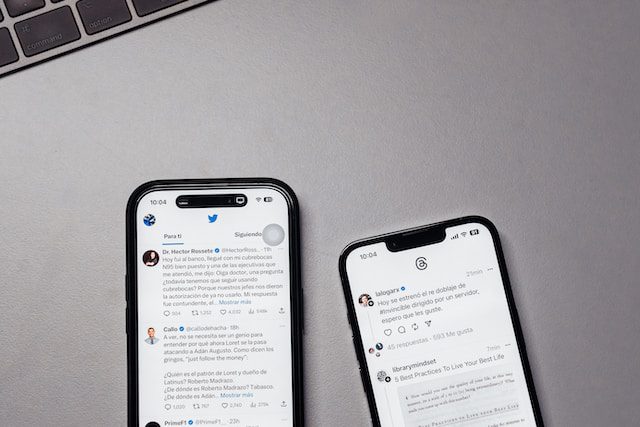 Twitter app opened in iPhone 14 Pro Max and Threads app open in iPhone 13 Pro